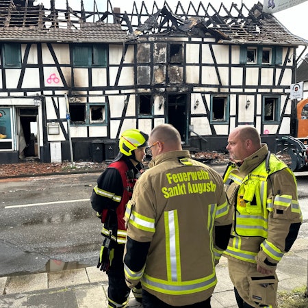 Die Siegstraße war bis zum Sonntagmittag wegen der Aufräumarbeiten gesperrt.