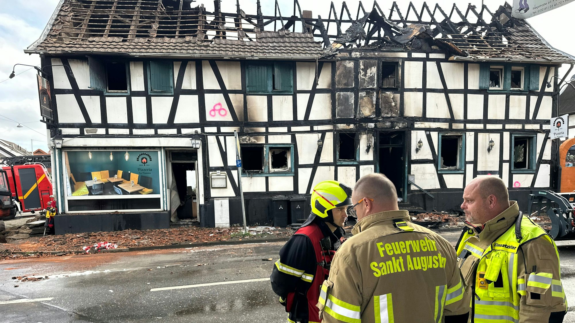 Die Siegstraße war bis zum Sonntagmittag wegen der Aufräumarbeiten gesperrt.