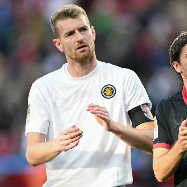 Lukas Hradecky und Jonas Hofmann (r) von Bayer 04 Leverkusen nach dem 2:2 gegen Holstein Kiel.