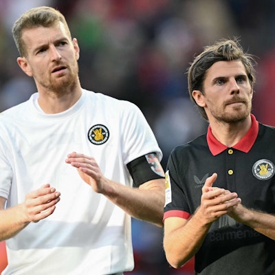 Lukas Hradecky und Jonas Hofmann (r) von Bayer 04 Leverkusen nach dem 2:2 gegen Holstein Kiel.