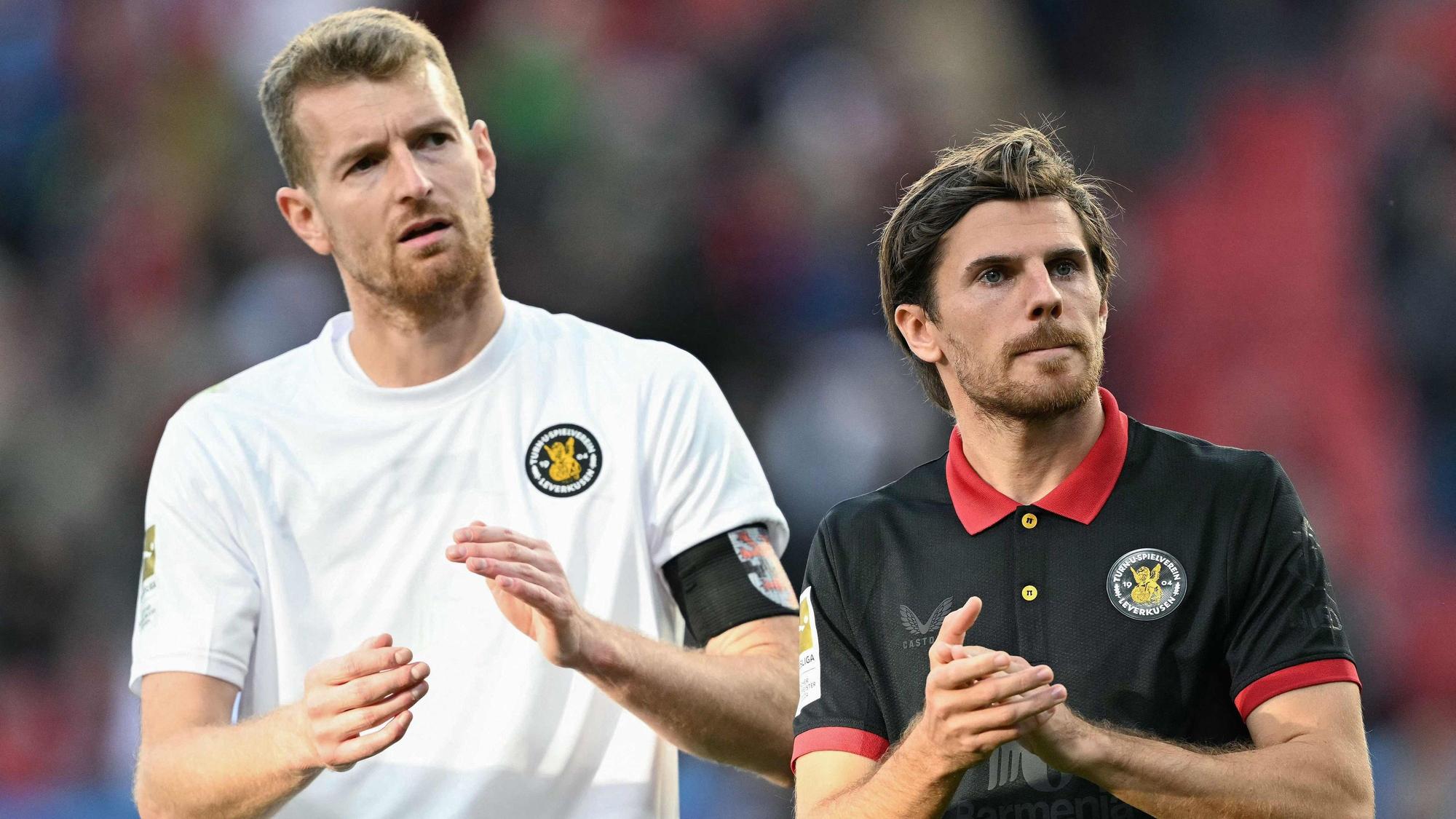 Lukas Hradecky und Jonas Hofmann (r) von Bayer 04 Leverkusen nach dem 2:2 gegen Holstein Kiel.
