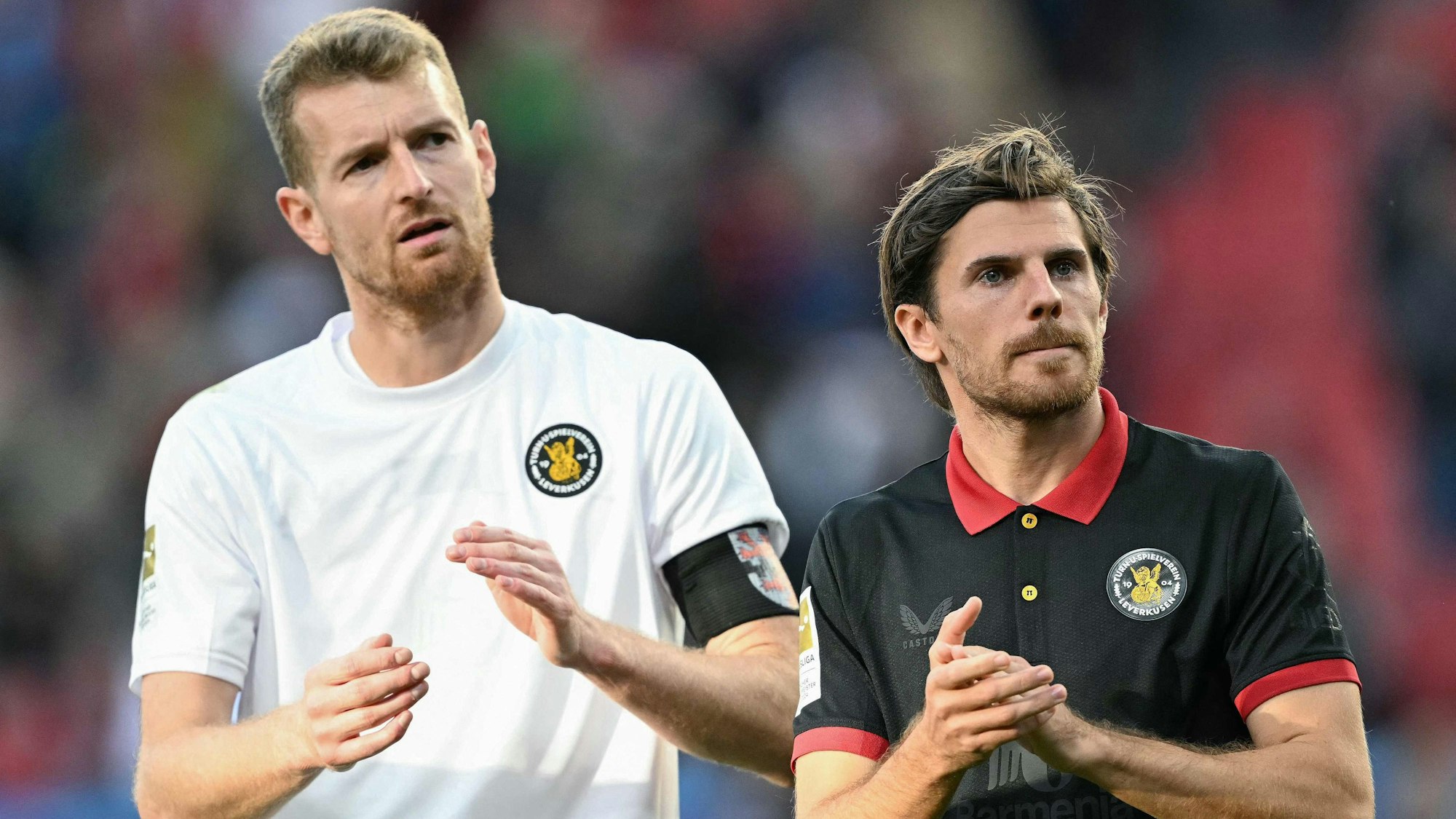 Lukas Hradecky und Jonas Hofmann (r) von Bayer 04 Leverkusen nach dem 2:2 gegen Holstein Kiel.