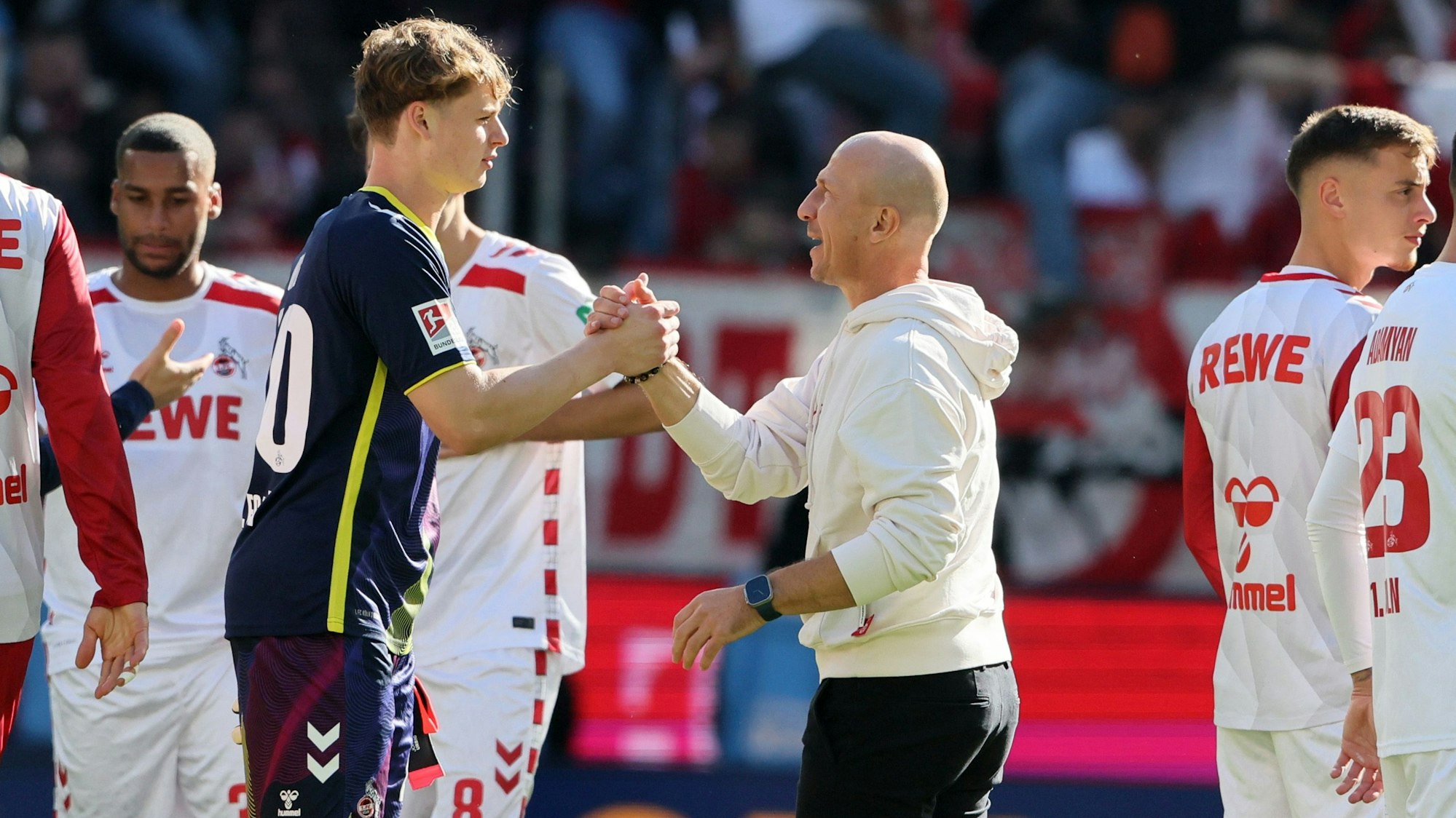 Kein Gegentor: Gerhard Struber gratuliert Torhüter Jonas Urbig.