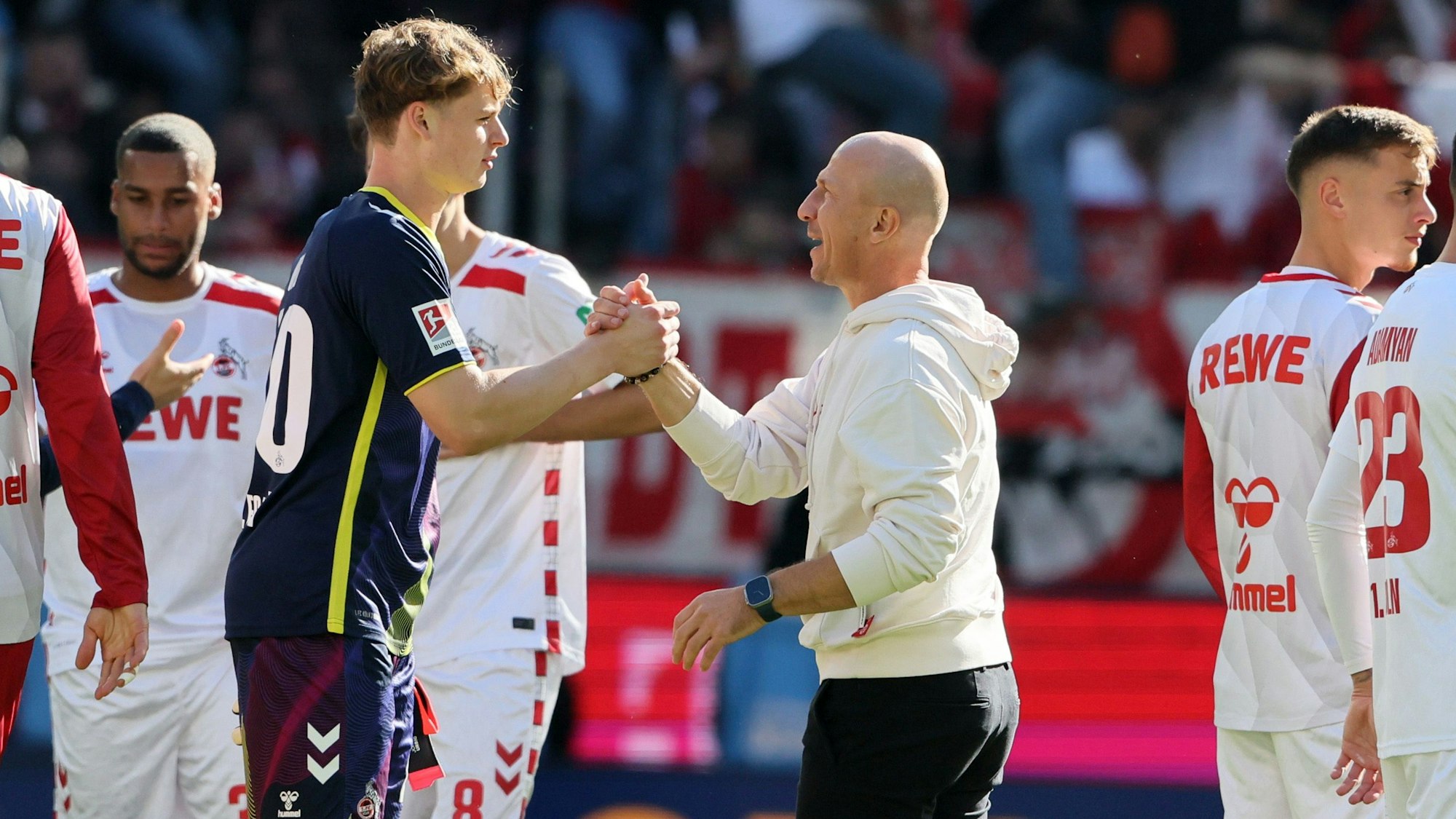 Kein Gegentor: Gerhard Struber gratuliert Torhüter Jonas Urbig.