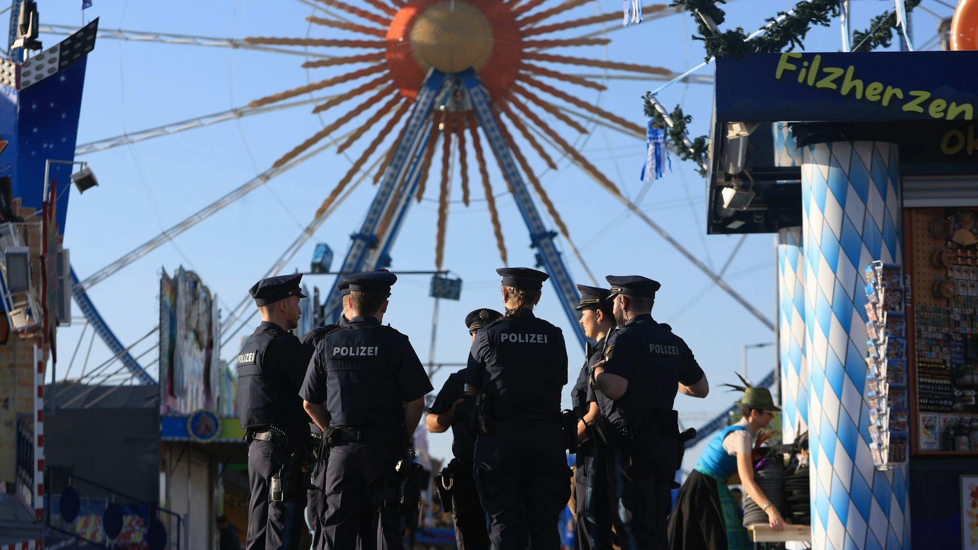 Polizisten stehen auf dem Festgelände. Die 189. Wiesn findet bis zum 6. Oktober 2024 auf der Münchner Theresienwiese statt. (Archivbild)