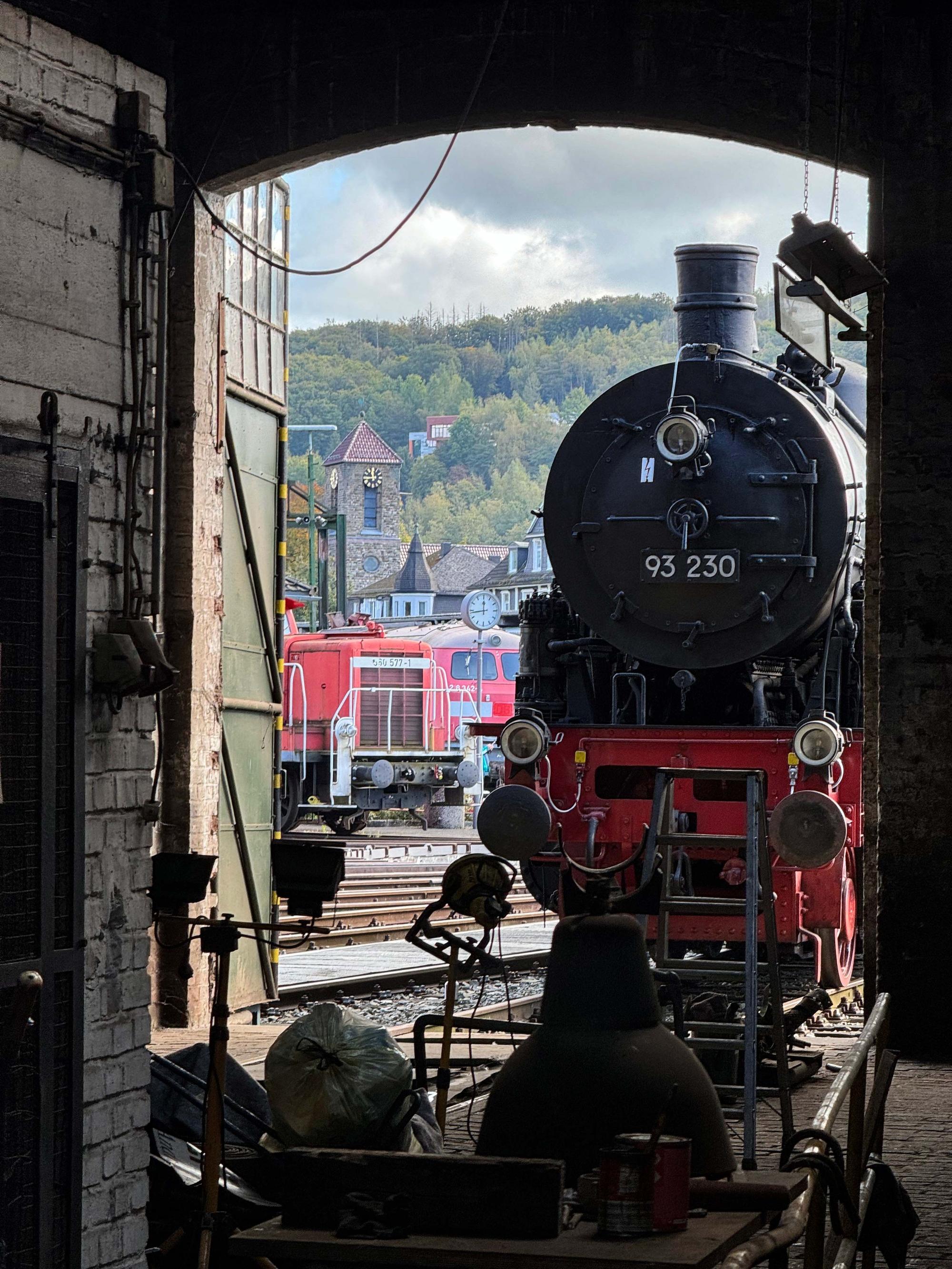 Blick aus dem Lokschuppen des Bahnbetriebswerks Dieringhausen, das heute ein Museum ist. Im Bild eine Traditionslok 93 230 der Deutschen Reichsbahn, eine Dauerleihgabe des Deutschen Verkehrsmuseums Dresden.