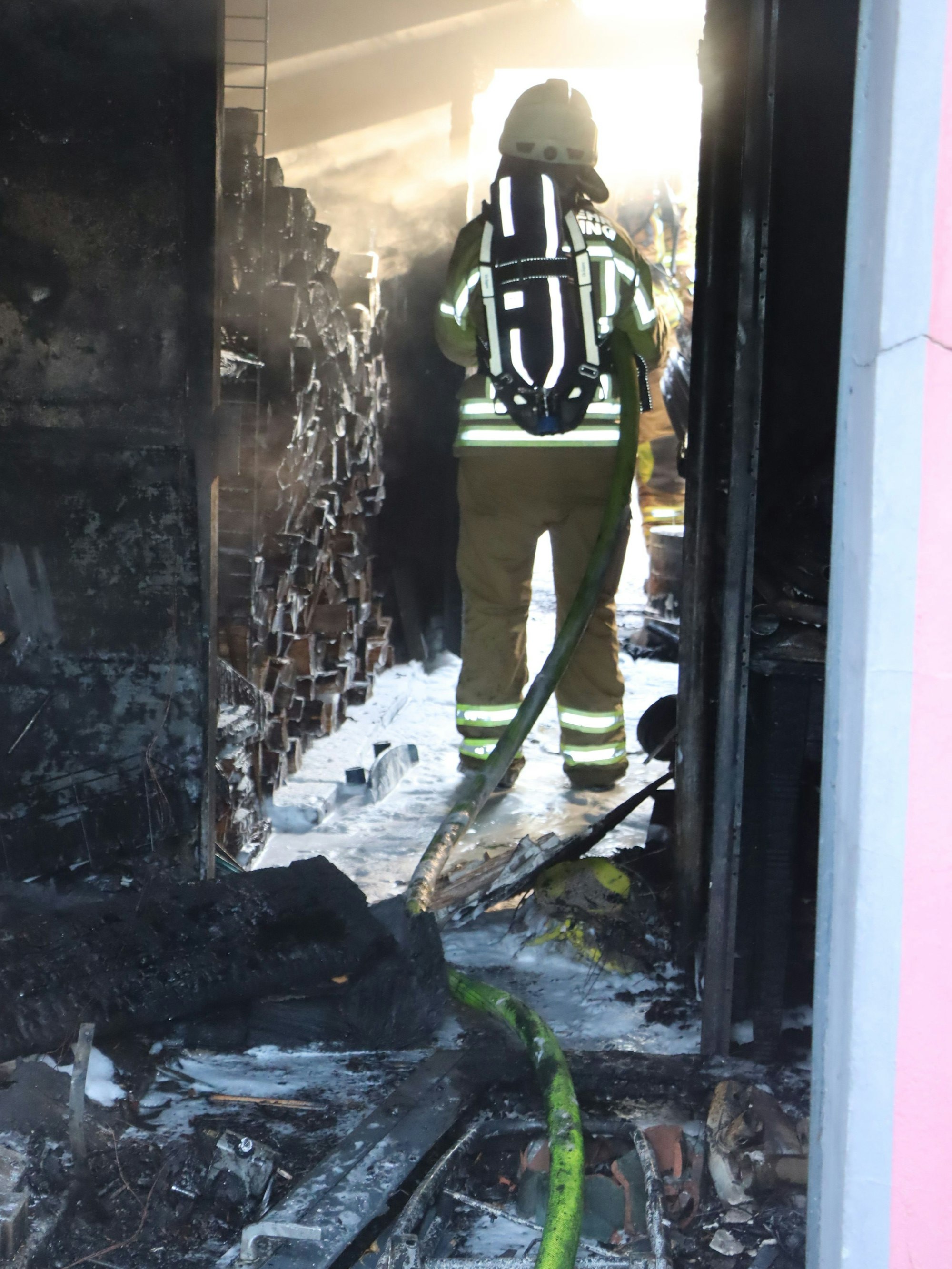 Einsatzkräfte der hauptamtlichen Wache und der Löschgruppen Wesseling und Berzdorf konnten ein Übergreifen der Flammen auf die Wohnhäuser verhindern.