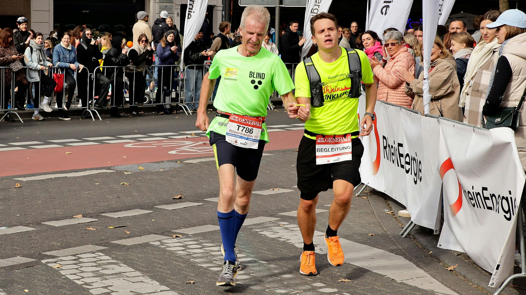 Ein blinder Läufer kurz vor dem Ziel mit seiner Begleitung.