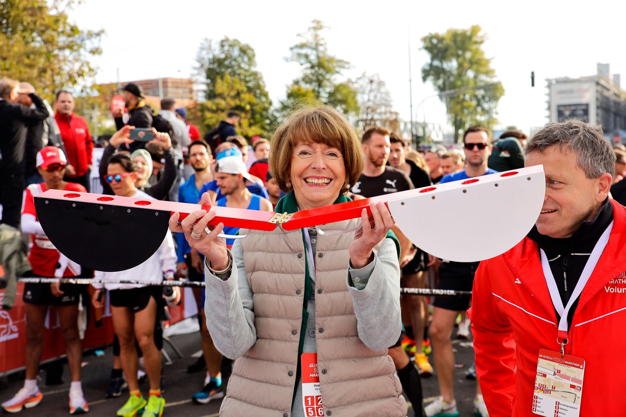OB Henriette Reker startet den Marathonlauf.