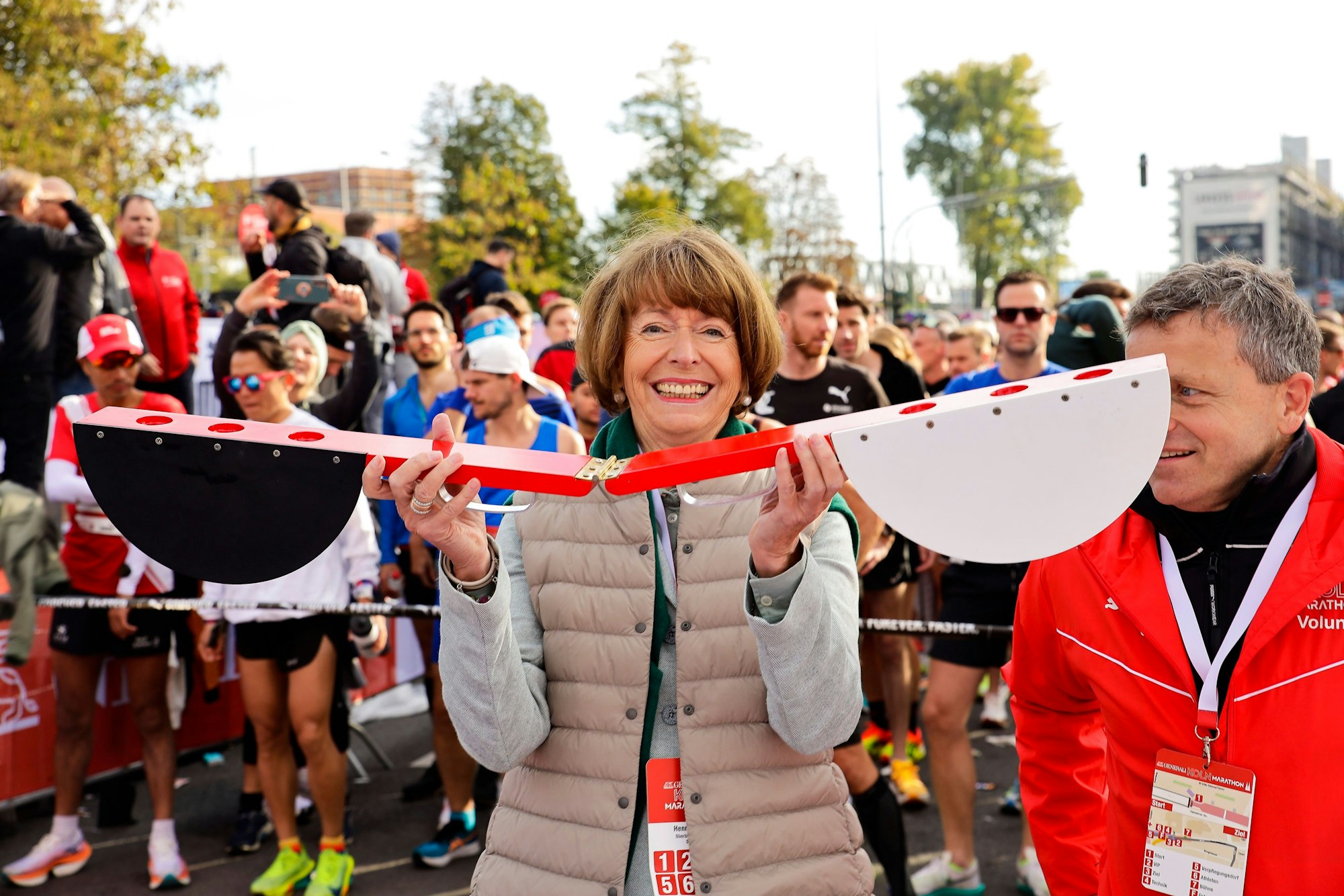 OB Henriette Reker startet den Marathonlauf.