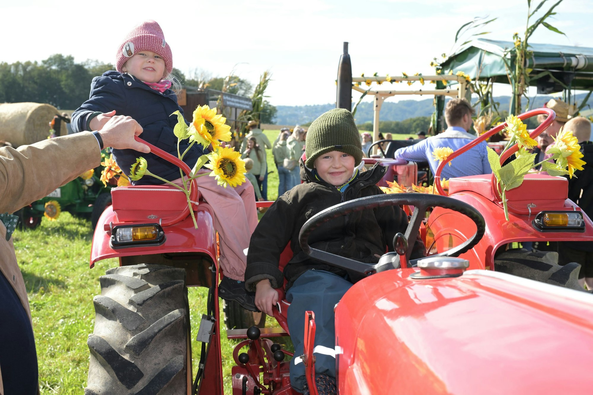 Alte Traktoren wurden für den Erntezug in Eulenthal auf Hochglanz gebracht.