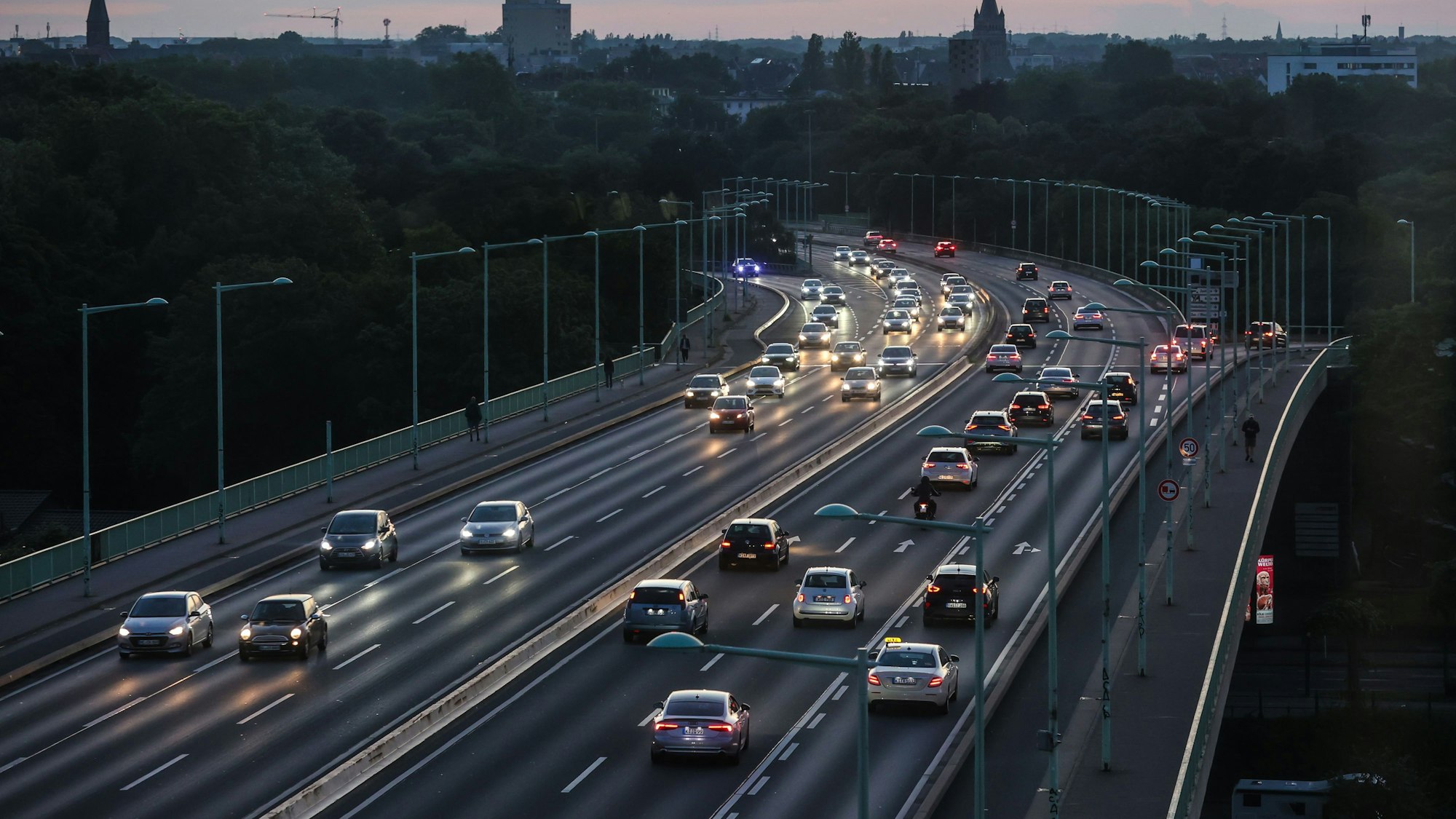 Zoobrücke bei Sonnenuntergang
Richtung Innenstadt