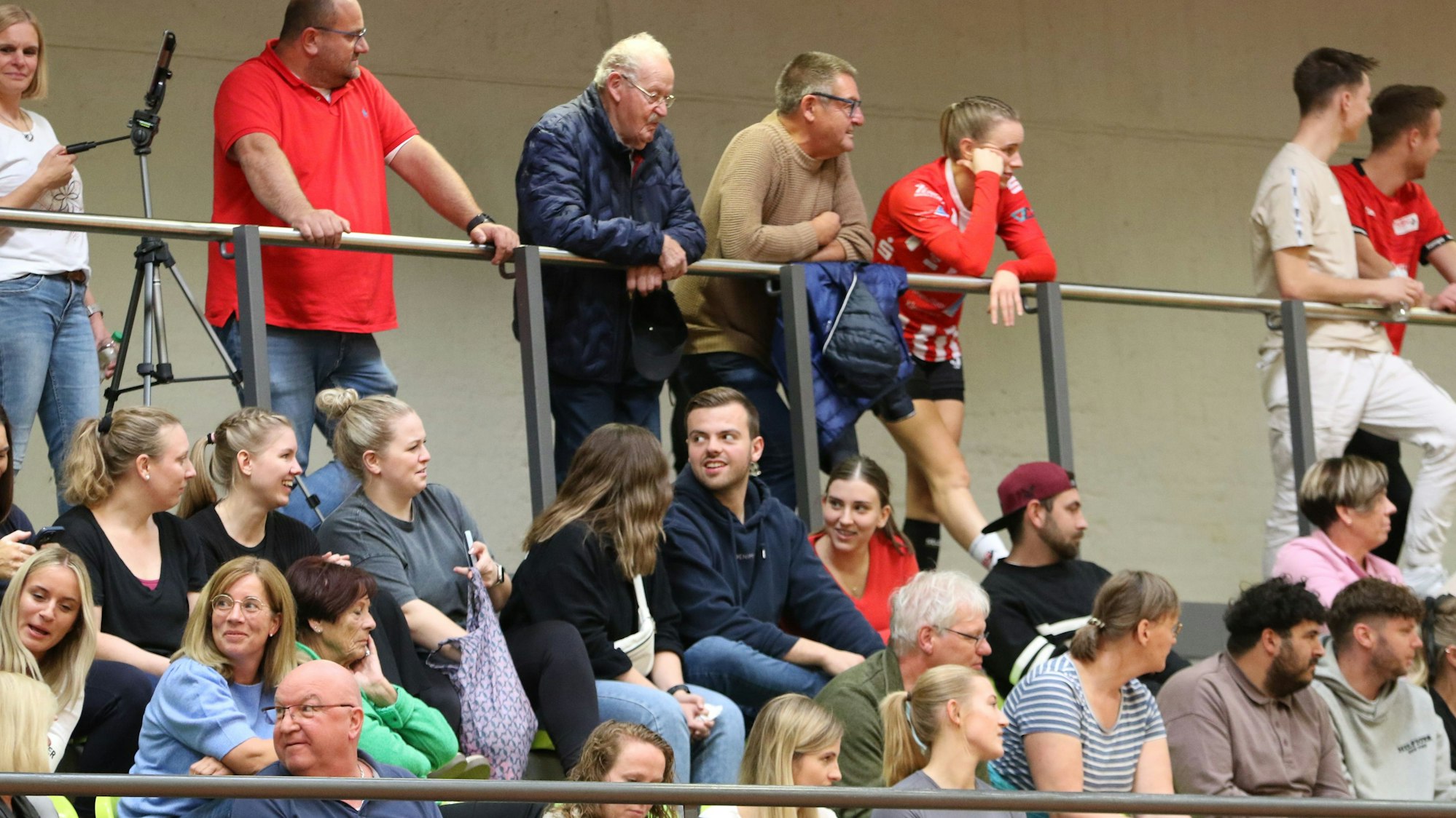 Auf der Tribüne hat sich die Spielerin ins Publikum eingereiht.