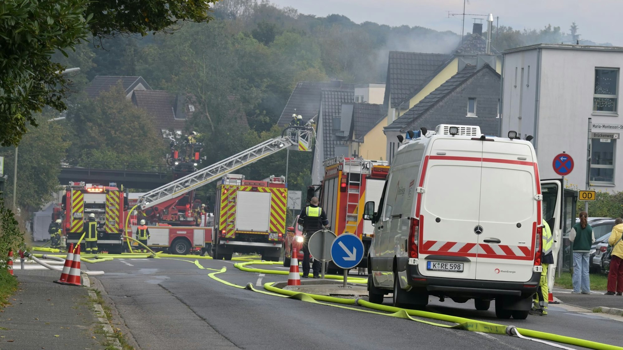 Einsatzfahrzeuge stehen auf der Kölner Straße in Rösrath.