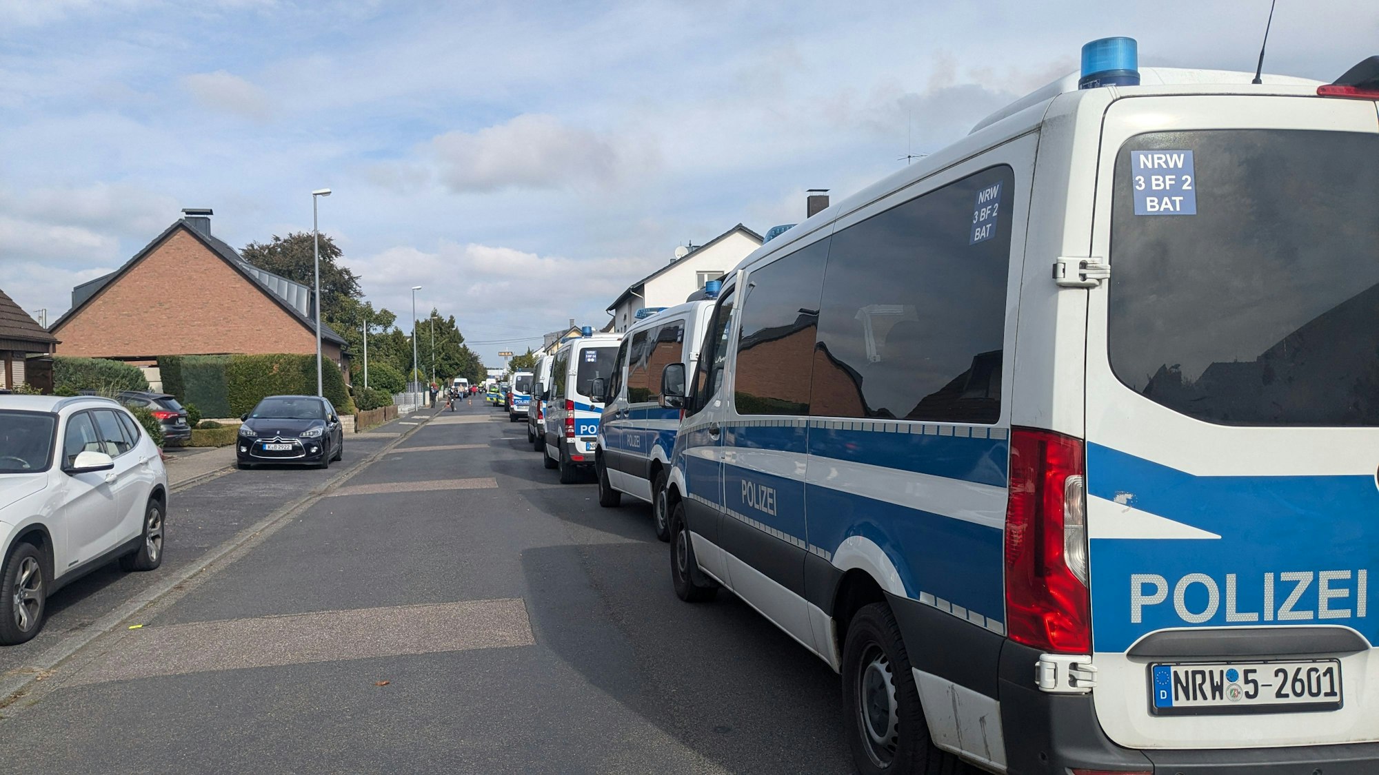 Dutzende Manschaftswagen der Polizei waren Sonntag in Godorf zu sehen.