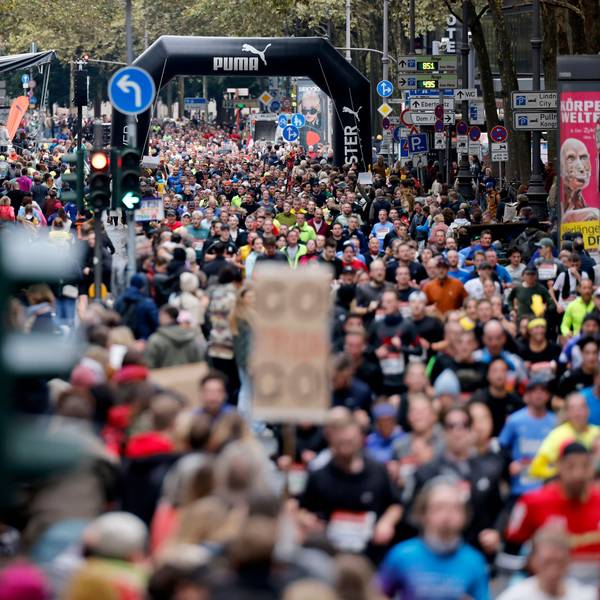 Teilnehmer beim 26. Generali Köln Marathon 2024 laufen über die Kölner Innenstadt. Zahlreiche Zuschauer feuern die Läufer mit selbstgebastelten Plakaten an. Themenbild, Symbolbild Köln, 06.10.2024 NRW Deutschland *** Participants in the 26 Generali Cologne Marathon 2024 run through Cologne city center Numerous spectators cheer on the runners with homemade posters Themed picture, symbolic picture Cologne, 06 10 2024 NRW Germany Copyright: xChristophxHardtx