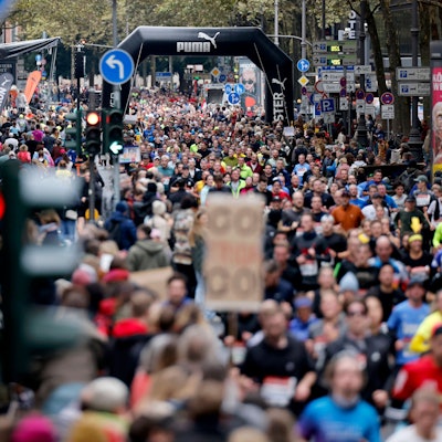 Teilnehmer beim 26. Generali Köln Marathon 2024 laufen über die Kölner Innenstadt. Zahlreiche Zuschauer feuern die Läufer mit selbstgebastelten Plakaten an. Themenbild, Symbolbild Köln, 06.10.2024 NRW Deutschland *** Participants in the 26 Generali Cologne Marathon 2024 run through Cologne city center Numerous spectators cheer on the runners with homemade posters Themed picture, symbolic picture Cologne, 06 10 2024 NRW Germany Copyright: xChristophxHardtx