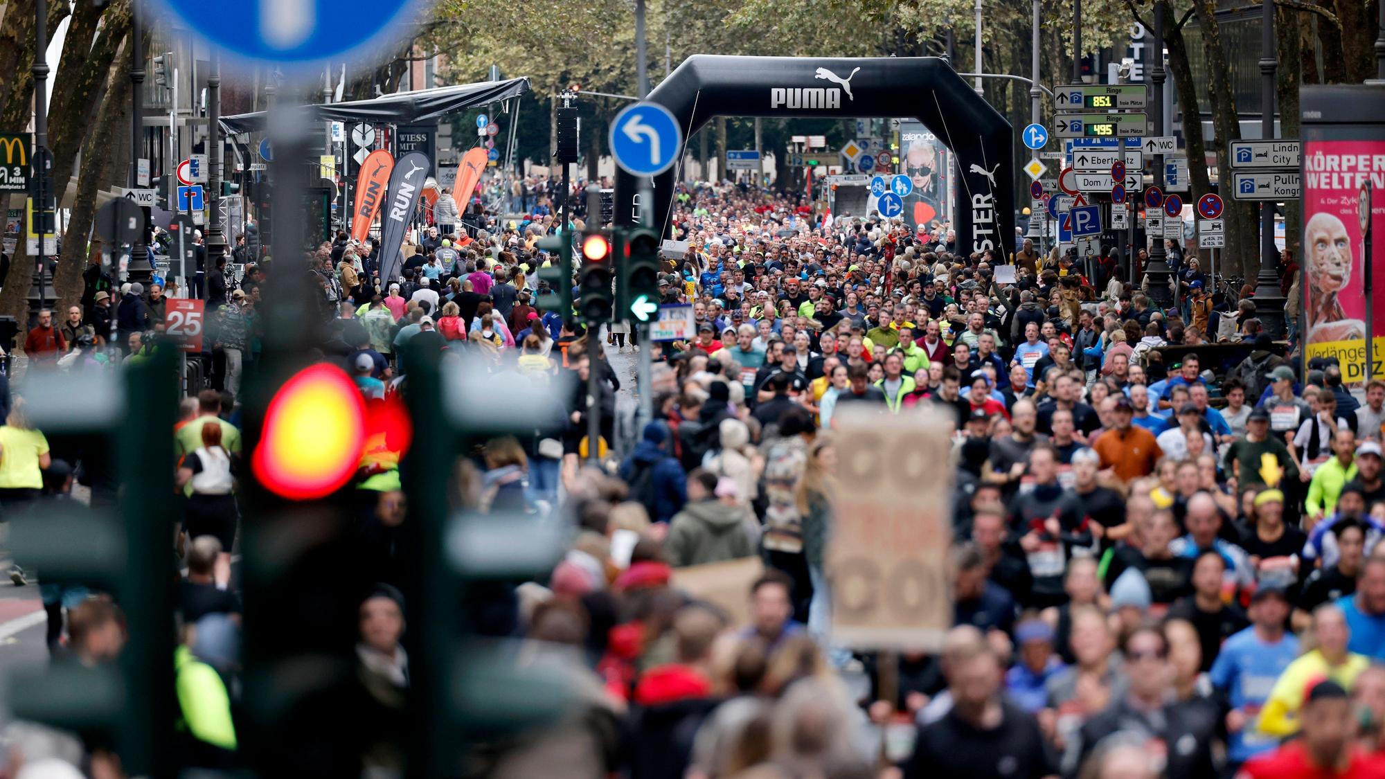 Teilnehmer beim 26. Generali Köln Marathon 2024 laufen über die Kölner Innenstadt. Zahlreiche Zuschauer feuern die Läufer mit selbstgebastelten Plakaten an. Themenbild, Symbolbild Köln, 06.10.2024 NRW Deutschland *** Participants in the 26 Generali Cologne Marathon 2024 run through Cologne city center Numerous spectators cheer on the runners with homemade posters Themed picture, symbolic picture Cologne, 06 10 2024 NRW Germany Copyright: xChristophxHardtx
