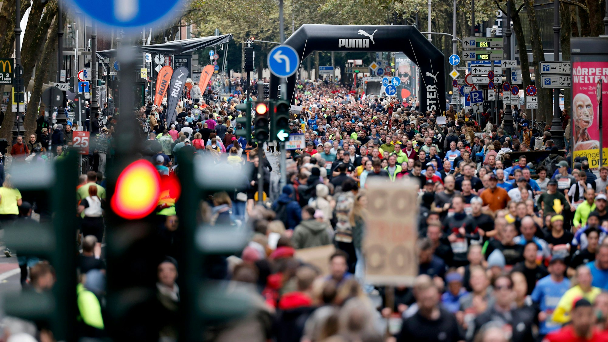 Teilnehmer beim 26. Generali Köln Marathon 2024 laufen über die Kölner Innenstadt. Zahlreiche Zuschauer feuern die Läufer mit selbstgebastelten Plakaten an. Themenbild, Symbolbild Köln, 06.10.2024 NRW Deutschland *** Participants in the 26 Generali Cologne Marathon 2024 run through Cologne city center Numerous spectators cheer on the runners with homemade posters Themed picture, symbolic picture Cologne, 06 10 2024 NRW Germany Copyright: xChristophxHardtx
