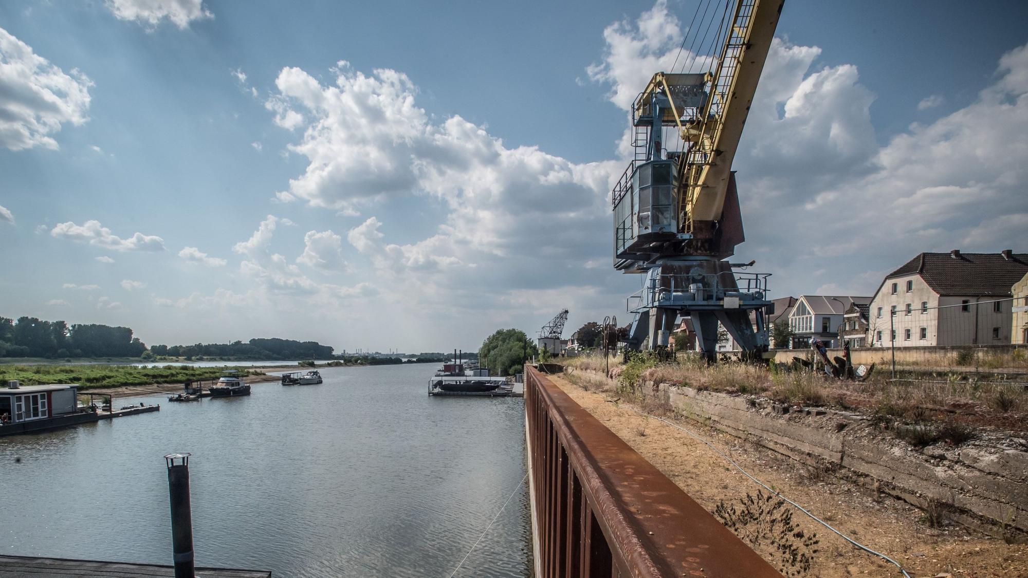 Die Kaimauer im Hitdorfer Hafen. Die komplette Weiterentwicklung des Hafengeländes soll im Herbst 2025 fertig sein. (Archivfoto)