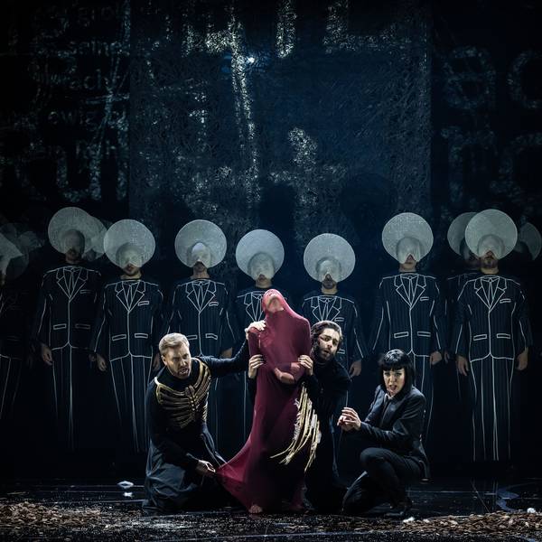 Die anderen Engel – Uriel (Sebastian Kohlhepp, l.), Rafael (Alex Rosen) und Gabriel (Kathrin Zukowski) – ringen mit Satan (Francesca Merolla ). Im Hintergrund der Chor der Oper Köln.