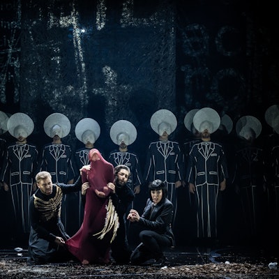 Die anderen Engel – Uriel (Sebastian Kohlhepp, l.), Rafael (Alex Rosen) und Gabriel (Kathrin Zukowski) – ringen mit Satan (Francesca Merolla ). Im Hintergrund der Chor der Oper Köln.