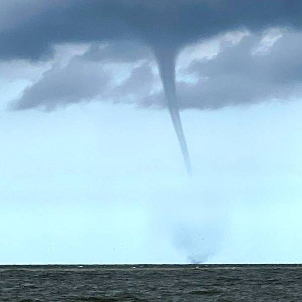 Das von einem Fischerboot aufgenommene Foto zeigt einen mutmaßlichen Tornado vor der Nordseeinsel Borkum. Zum Ende der kommende Woche ist mit schweren Stürmen in Deutschland zu rechnen.