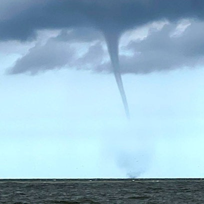 Das von einem Fischerboot aufgenommene Foto zeigt einen mutmaßlichen Tornado vor der Nordseeinsel Borkum. Zum Ende der kommende Woche ist mit schweren Stürmen in Deutschland zu rechnen.