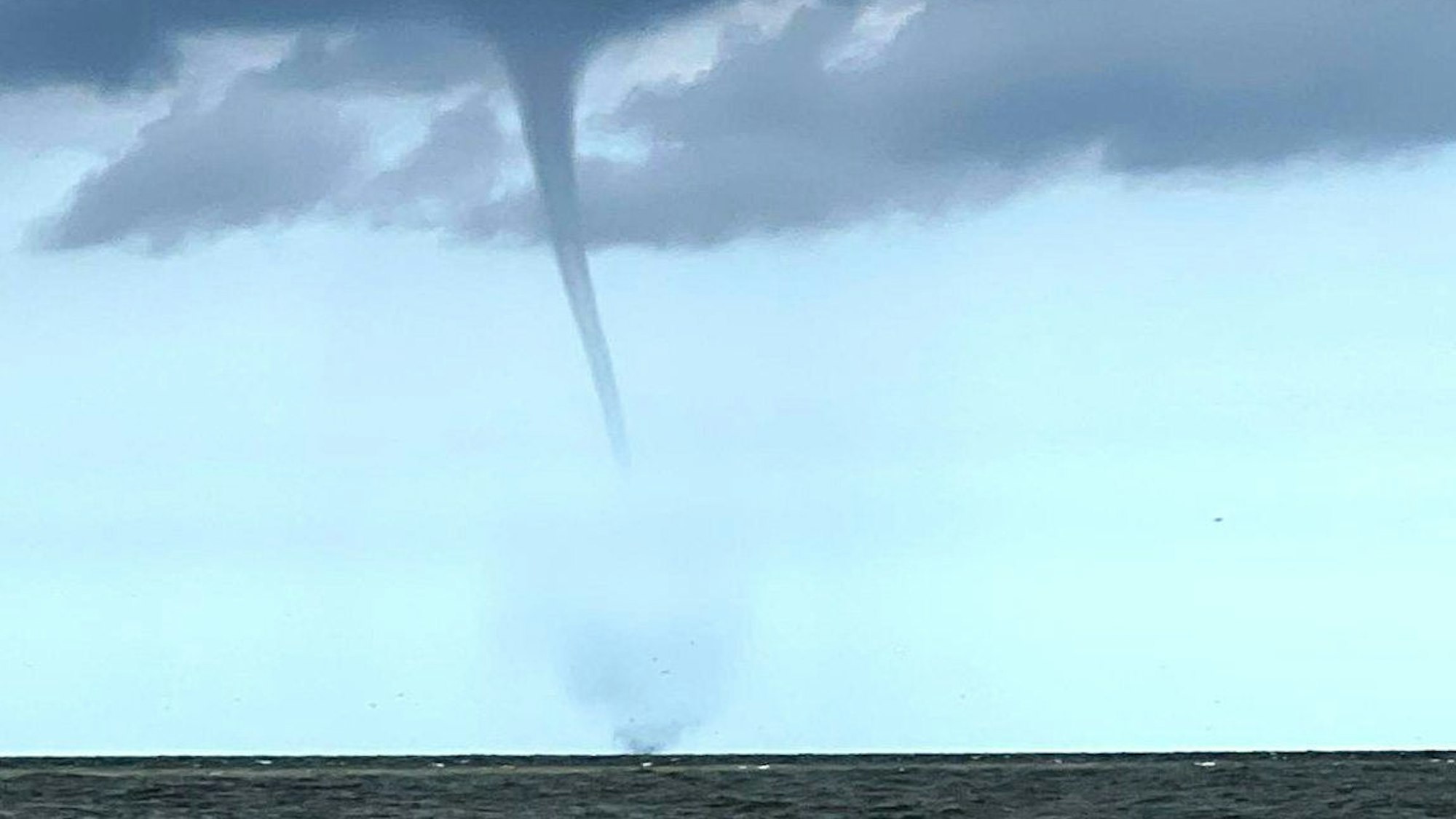 Das von einem Fischerboot aufgenommene Foto zeigt einen mutmaßlichen Tornado vor der Nordseeinsel Borkum. Zum Ende der kommende Woche ist mit schweren Stürmen in Deutschland zu rechnen.