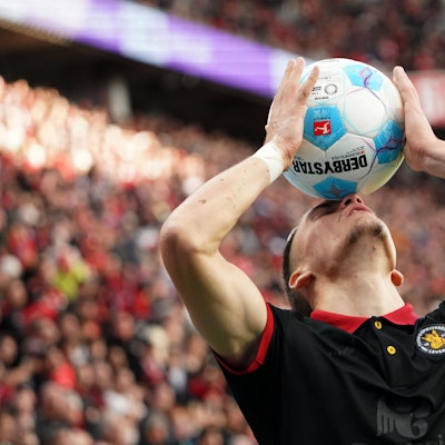 Florian Wirtz von Bayer 04 Leverkusen im Spiel gegen Holstein Kiel.