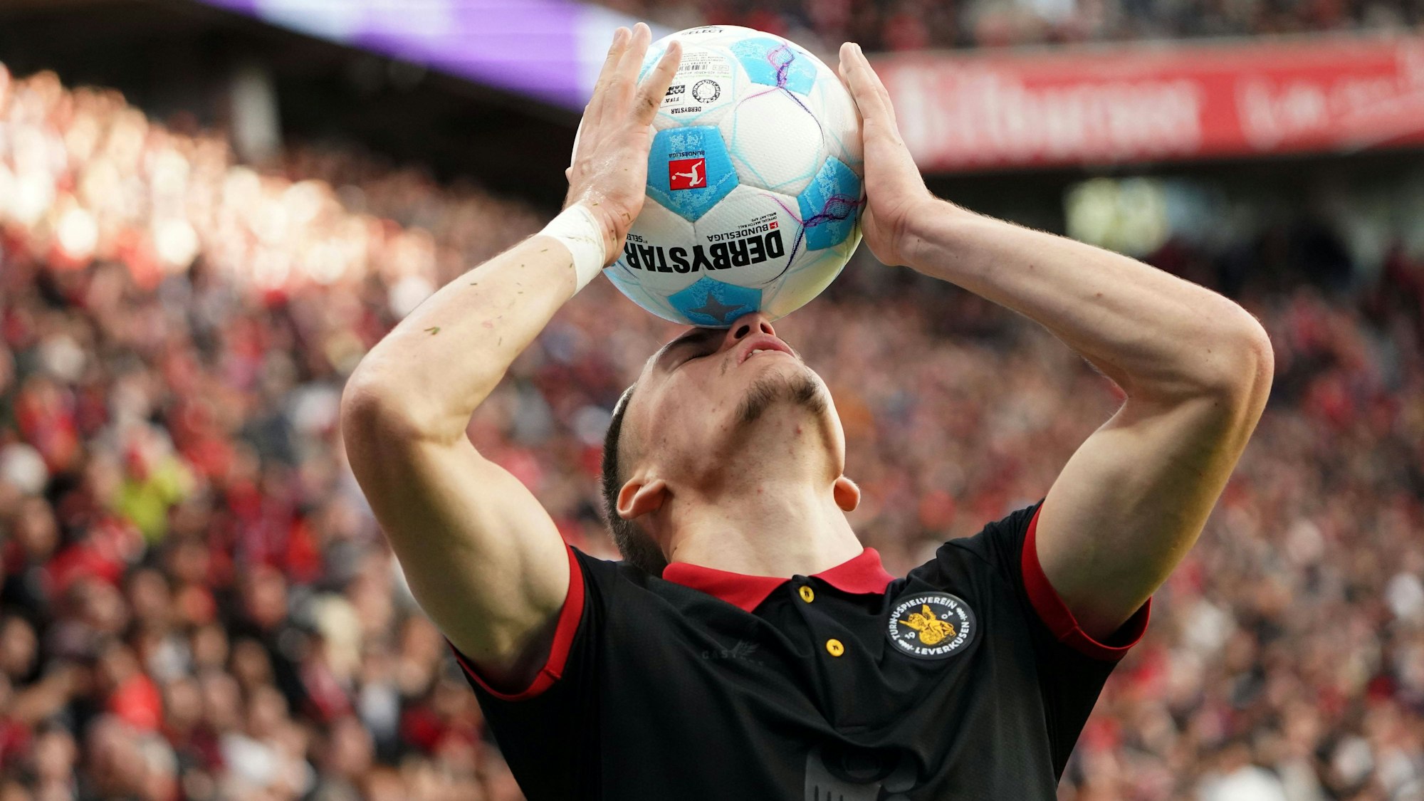 Florian Wirtz von Bayer 04 Leverkusen im Spiel gegen Holstein Kiel.