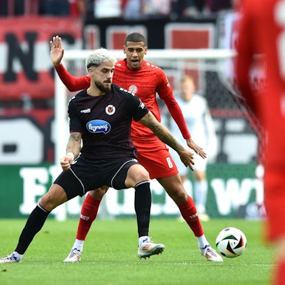 Glücklos gegen Essen: Viktoria-Stürmer Tyger Lobinger (vorne)