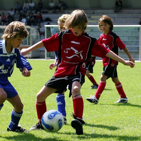 Bildnummer: 03032846  Datum: 12.08.2007  Copyright: imago/Eduard Bopp
GeißbockCup 2007: Zweikampf im Spiel der U9 des 1. FC Köln (in Rot) gegen die U9 des FC Schalke 04; Nachwuchsförderung, U 9, Vdig, quer, Kind, Kinder, Kindersport, Kinderfußball, Geißbock Cup, Zweikampf, Ball, Saison 2007/2008, 1. FC Köln, Jugend, Nachwuchs, Jugendarbeit, Nachwuchsarbeit, Jugendförderung, Köln Fußball 2. BL Herren Mannschaft Deutschland Gruppenbild Aktion Personen