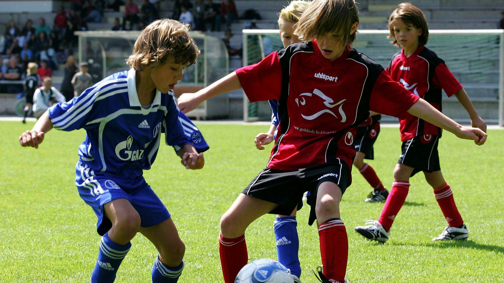 Bildnummer: 03032846  Datum: 12.08.2007  Copyright: imago/Eduard Bopp
GeißbockCup 2007: Zweikampf im Spiel der U9 des 1. FC Köln (in Rot) gegen die U9 des FC Schalke 04; Nachwuchsförderung, U 9, Vdig, quer, Kind, Kinder, Kindersport, Kinderfußball, Geißbock Cup, Zweikampf, Ball, Saison 2007/2008, 1. FC Köln, Jugend, Nachwuchs, Jugendarbeit, Nachwuchsarbeit, Jugendförderung, Köln Fußball 2. BL Herren Mannschaft Deutschland Gruppenbild Aktion Personen