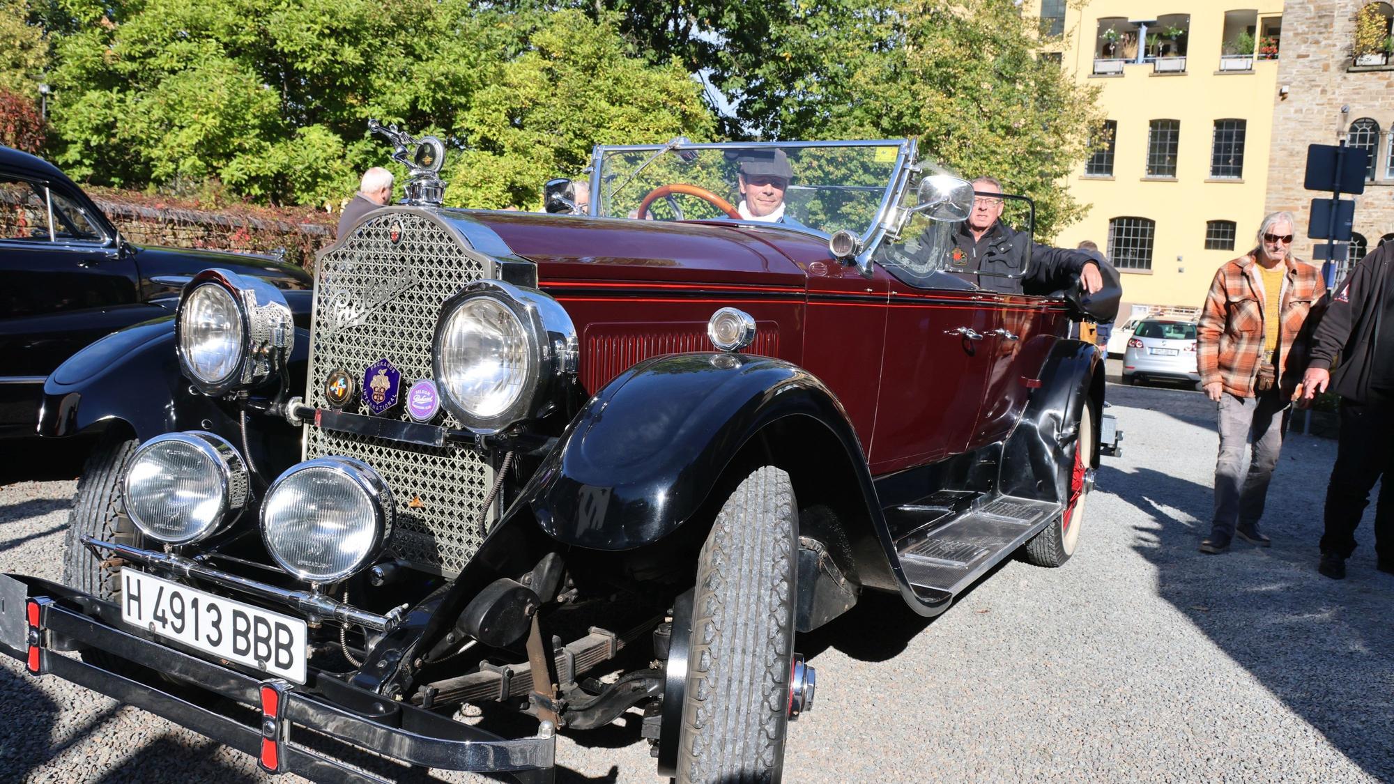 Ein Oldtimer steht in der Sonne.