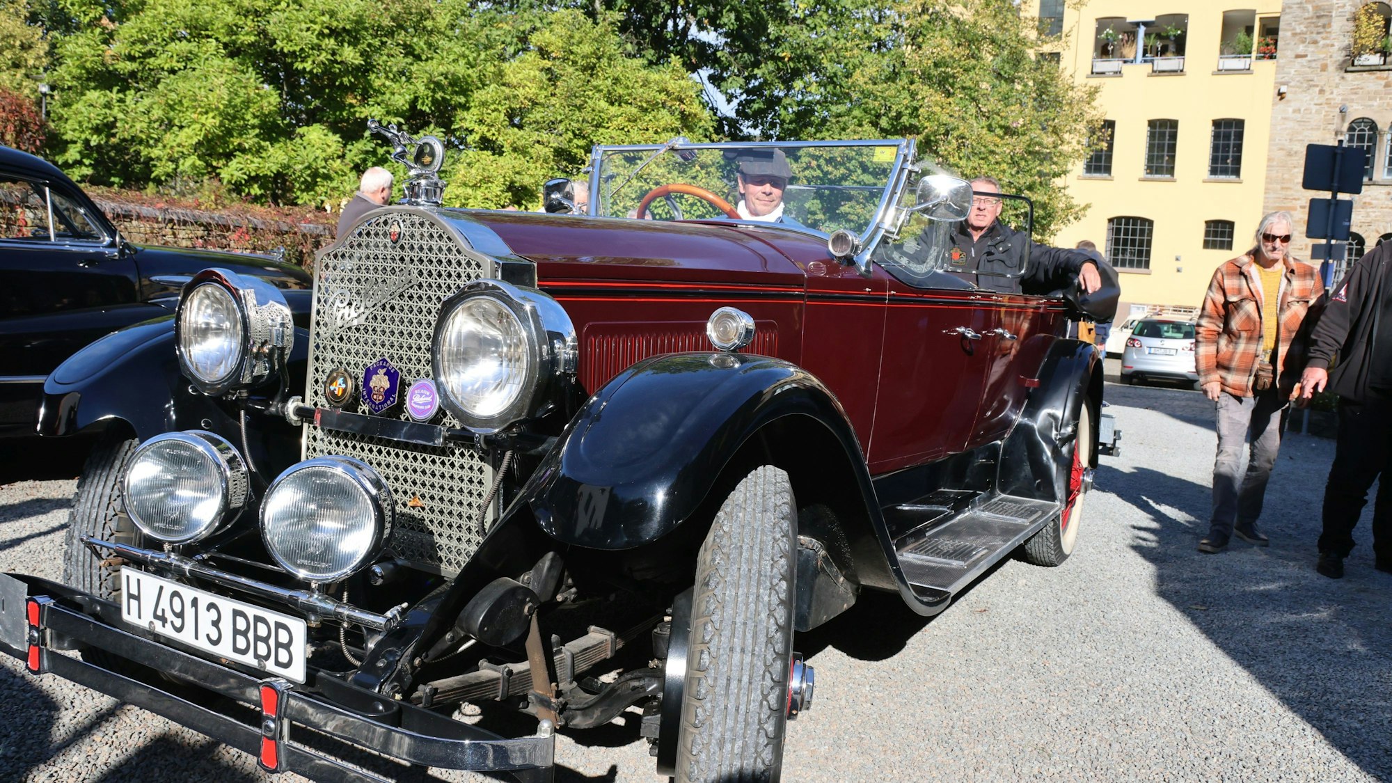 Ein Oldtimer steht in der Sonne.