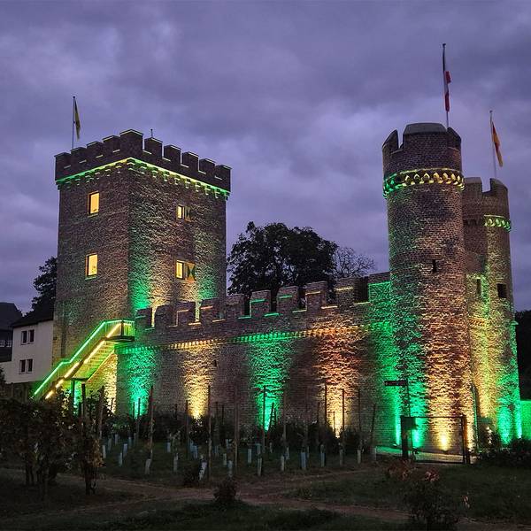 Das historische Weiertor ist in den Farben Gelb und Grün angeleuchtet, den Vereinsfarben der Hovener Jungkarnevalisten.