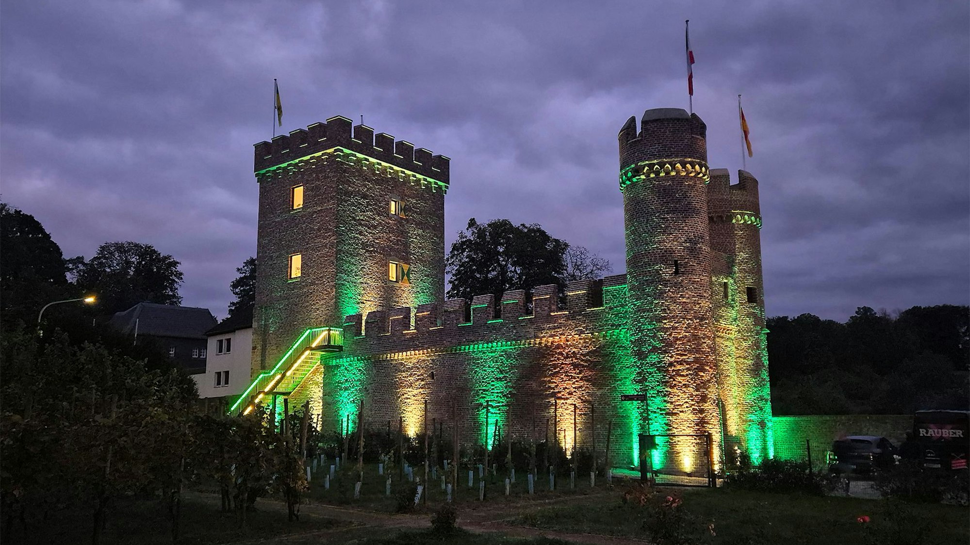 Das historische Weiertor ist in den Farben Gelb und Grün angeleuchtet, den Vereinsfarben der Hovener Jungkarnevalisten.