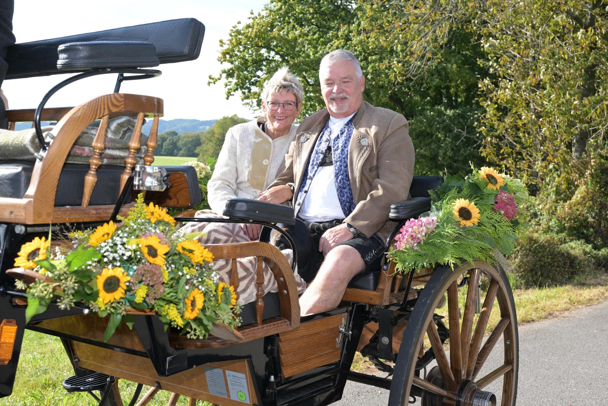 Auch das neue Erntepaar, Ute Wester und Andreas Bosse, fuhr beim Erntezug mit.