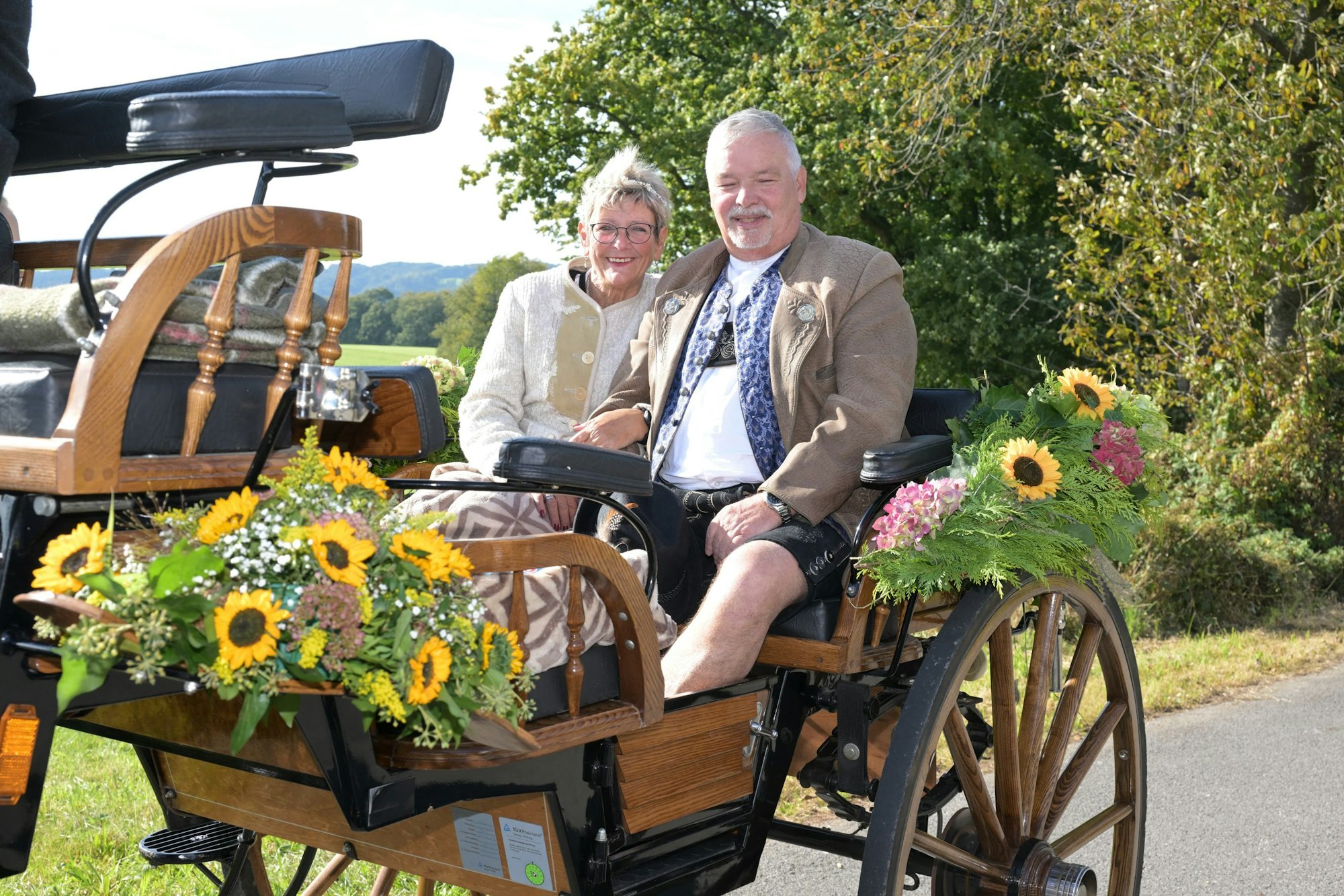 Auch das neue Erntepaar, Ute Wester und Andreas Bosse, fuhr beim Erntezug mit.