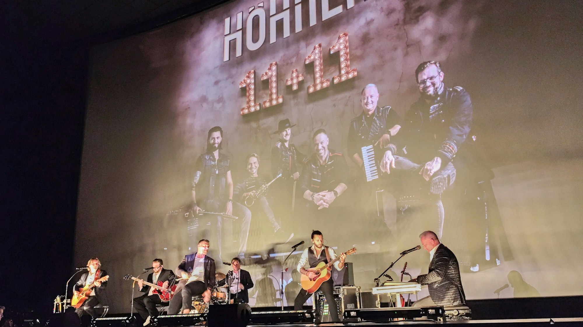 Höhner spielen auf der Bühne im Cinedom.