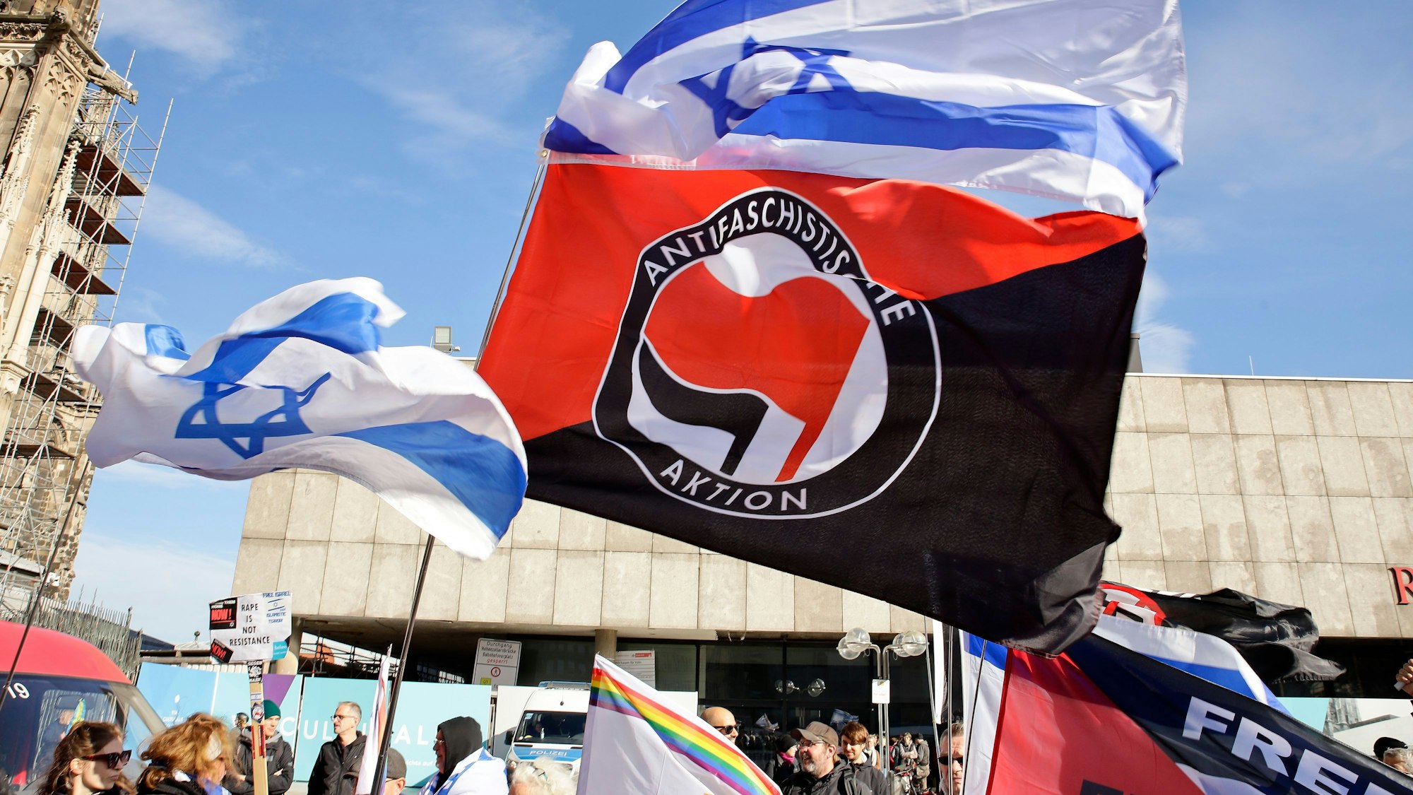 Antifaschistische Gruppen demonstrieren in Köln.