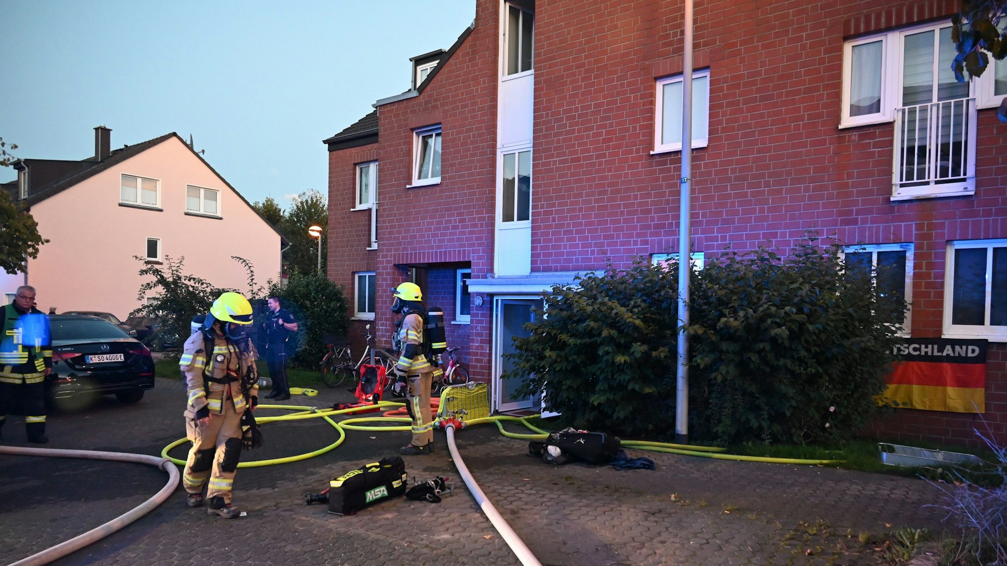 In einem Mehrfamilienhaus hat es im Keller gebrannt. Alle Bewohner blieben unverletzt.