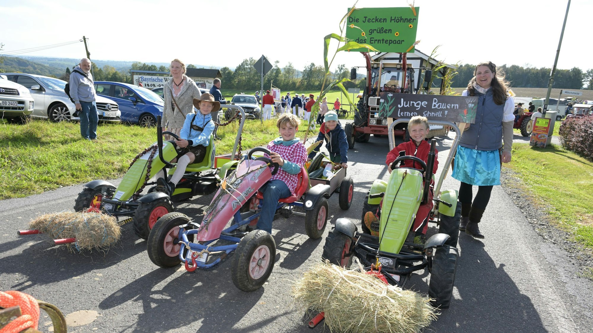 Beim Erntezug in Overath-Eulenthal waren Jung und Alt mit ihren Fahrzeugen beteiligt.