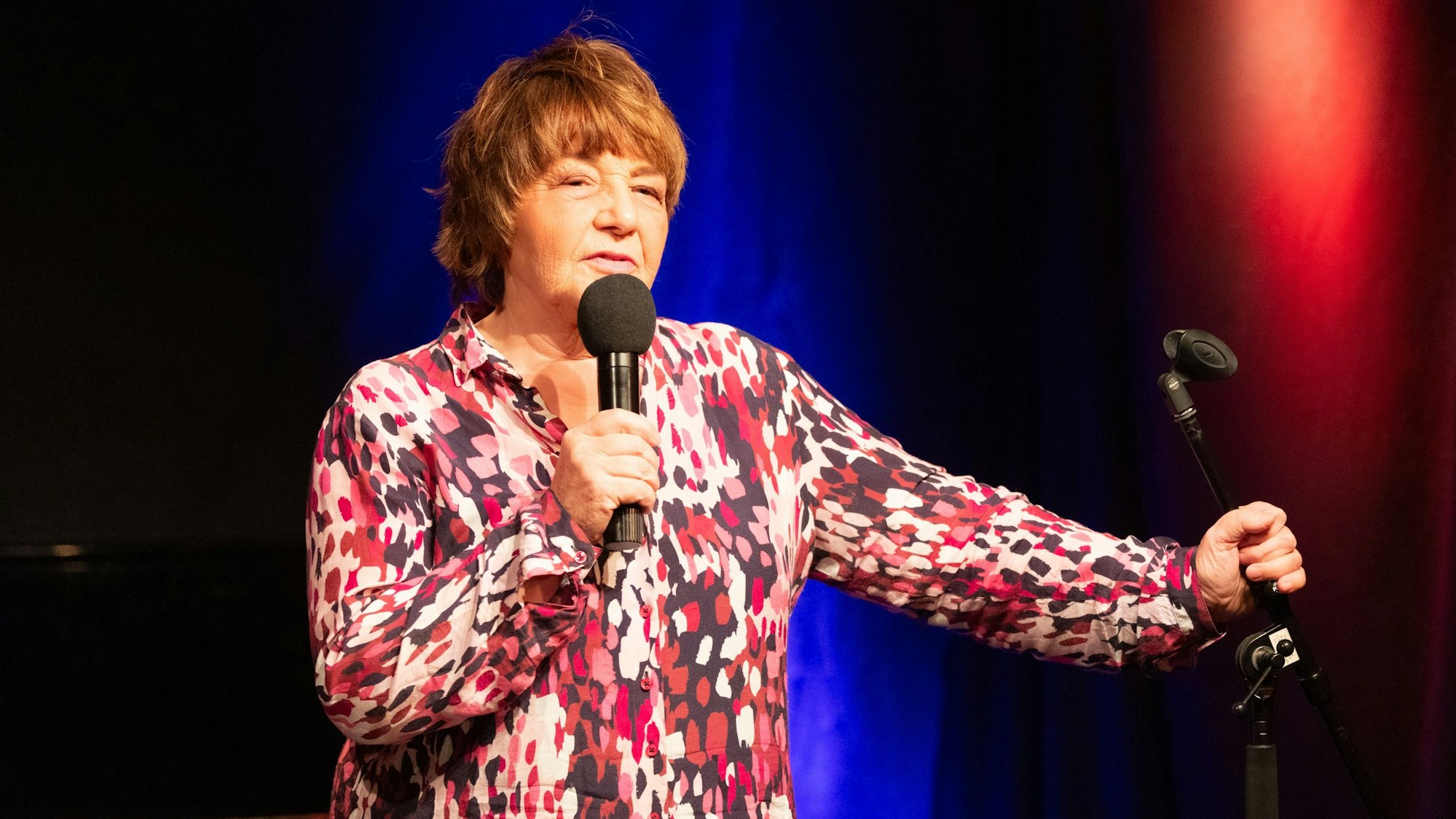 Komikerin Anka Zink bei einem Auftritt auf der Bühne.