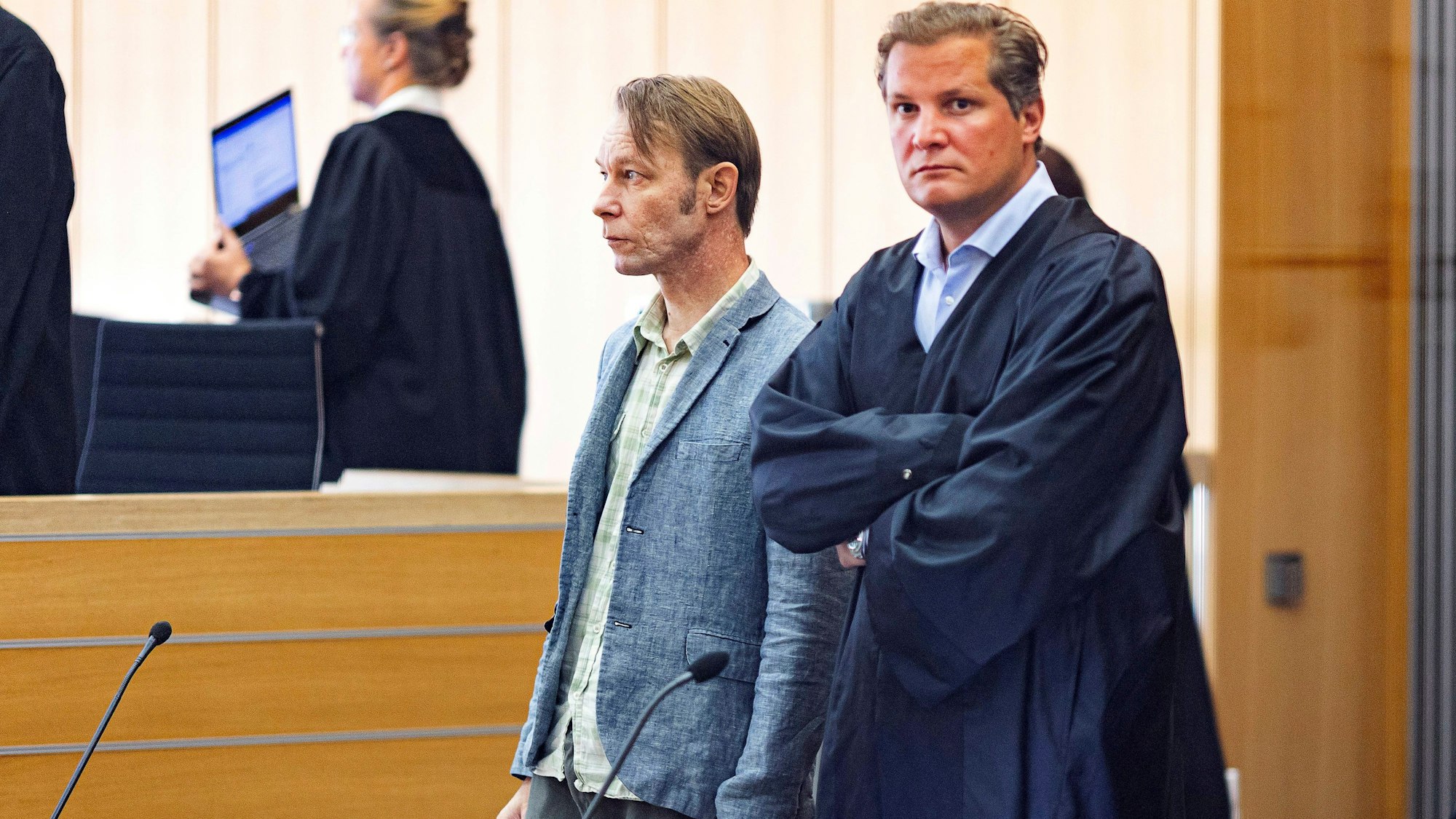 ARCHIV - 05.09.2024, Niedersachsen, Braunschweig: Der Angeklagte Christian B. (l) steht vor Prozessbeginn im Gerichtssaal im Landgericht Braunschweig neben seinem Anwalt Friedrich Fülscher.