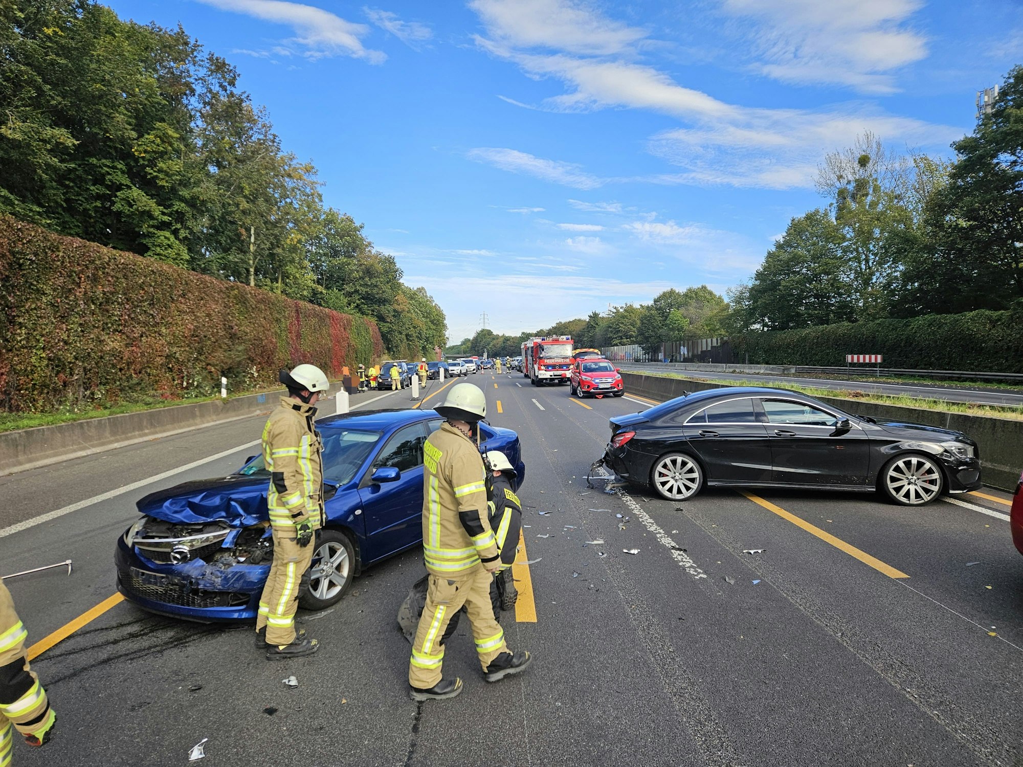 Auf der A1 musste am Sonntagnachmittag die Fahrbahn voll gesperrt werden. Foto: Feuerwehr Burscheid