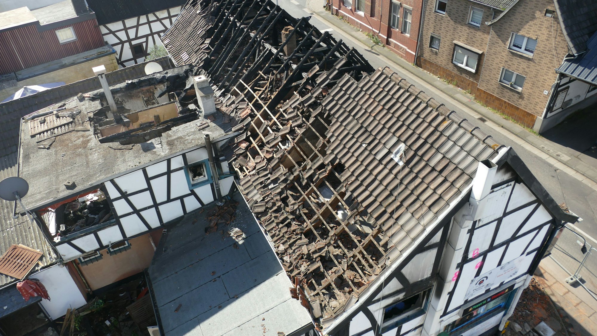 Das Feuer hatte sich über den gesamten Dachstuhl ausgebreitet.