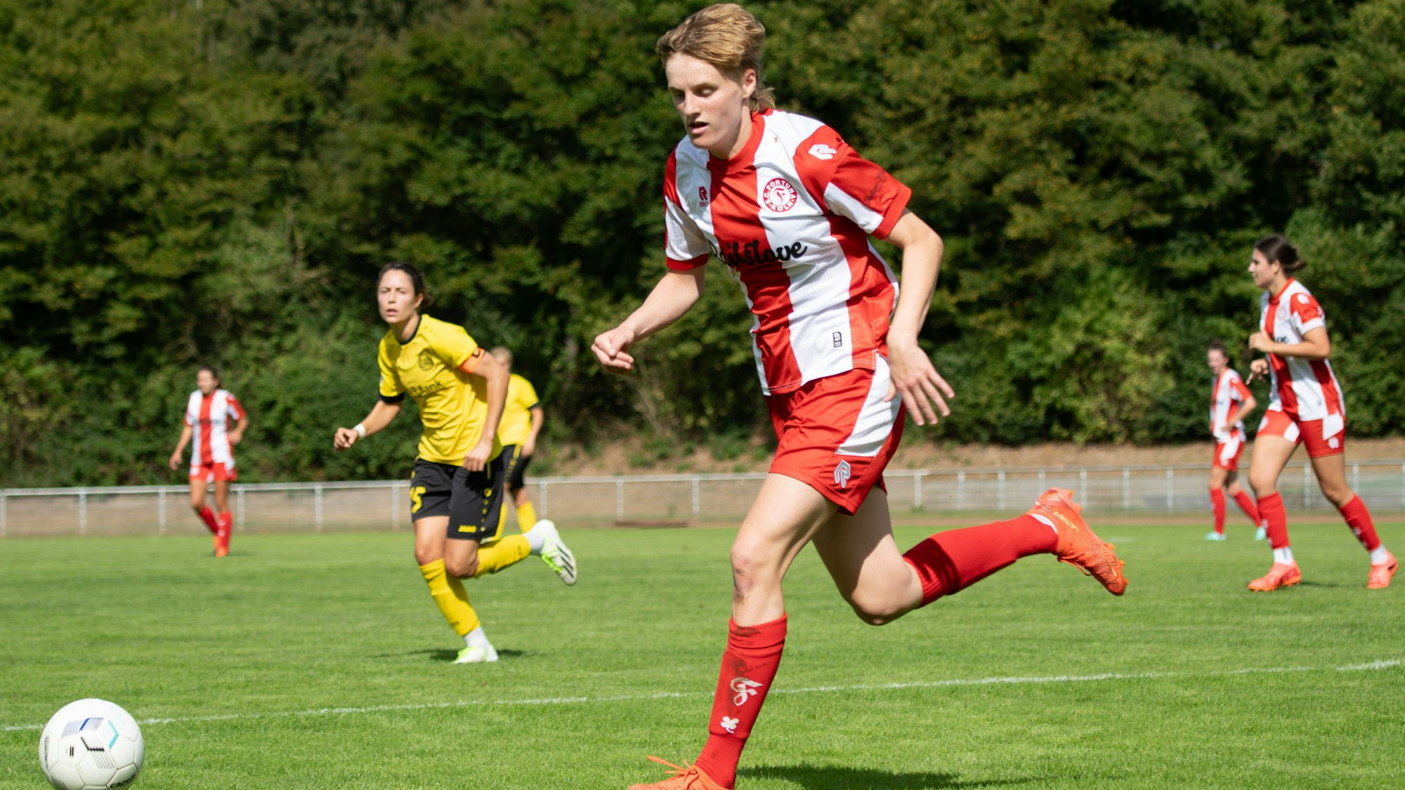 Cologne, Germany, September 8th 2024: Vivien Schwing 15 Fortuna Köln controls the ball during the DFB Pokal match between Fortuna Köln and SV 67 Weinberg at BZA Chorweiler, Merianstraße in Cologne, Germany. QIANRU Qianru Zhang/SPP PUBLICATIONxNOTxINxBRAxMEX Copyright: xQianruxZhang/SPPx spp-en-QiZh-DSC_0785-Enhanced-NR