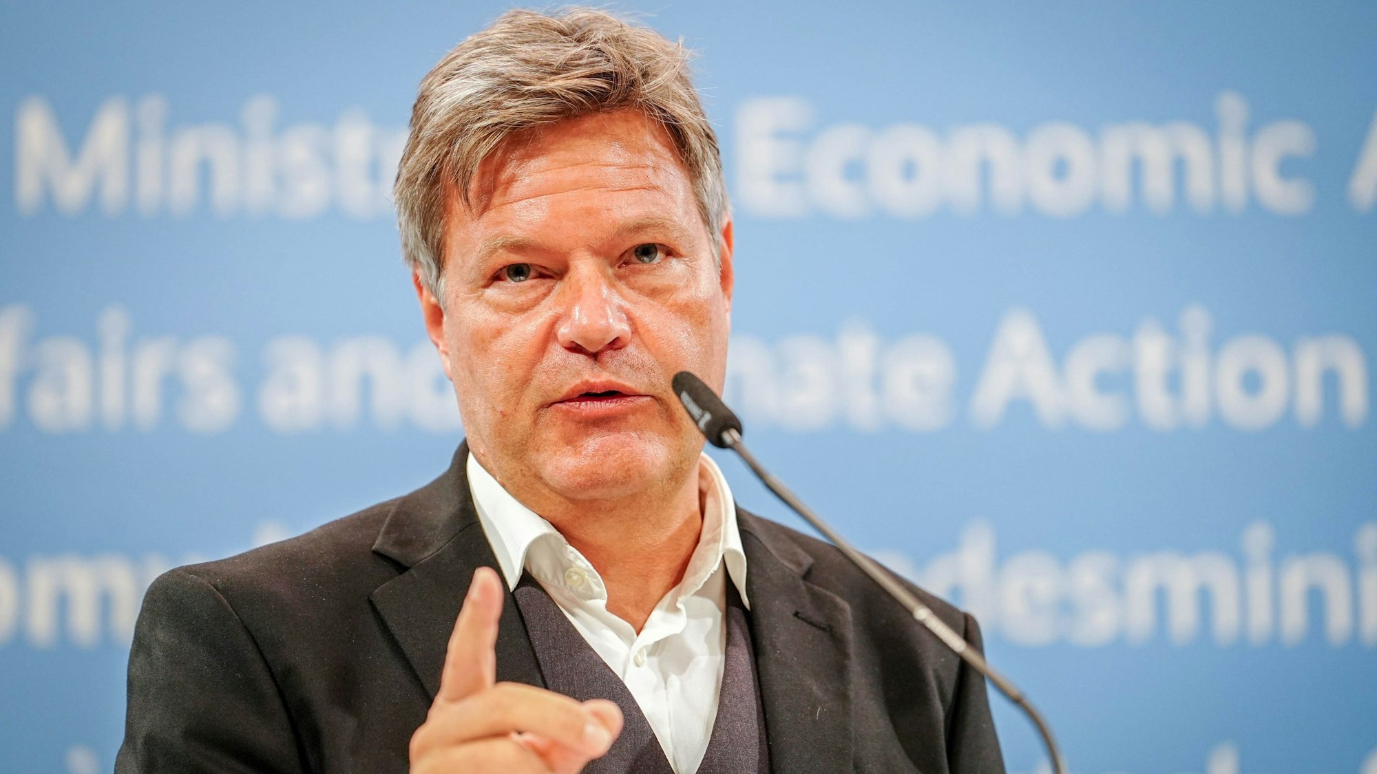 07.10.2024, Berlin: Robert Habeck (Bündnis 90/Die Grünen), Bundesminister für Wirtschaft und Klimaschutz, gibt eine Pressekonferenz nach dem wirtschaftspolitischen Diskussionspanel zu Autonomes Fahren und Künstliche Intelligenz in seinem Ministerium.